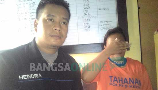 Tersangka saat diamankan di Mapolsek Puncu Kabupaten Kediri. foto: dendi martoni/ BANGSAONLINE