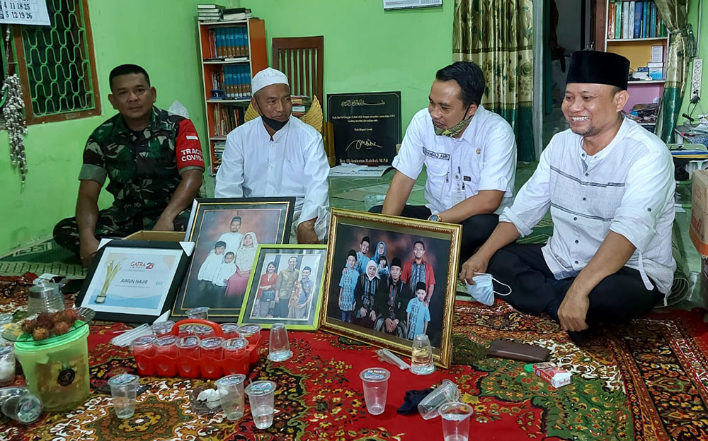 DARI KANAN: Kades Klotok Suheri, Camat Balongpanggang M. Amri, KH Abdul Rozaq, dan Danramil Balongpanggang Gresik Jawa Timur. Foto: SYUHUD/BANGSAONLINE.