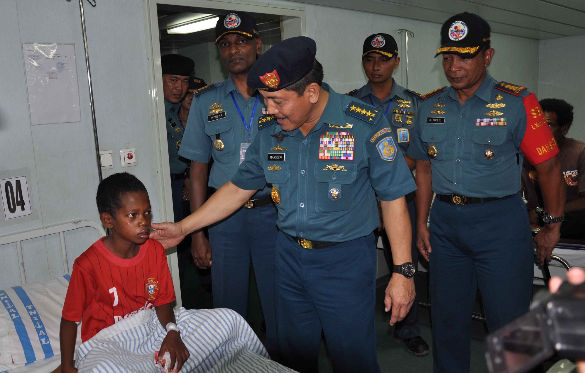 PERHATIAN – KSAL LaksamanaTNI Dr Marsetio didampingi Wadan Satgas SBJ 2014 Kolonel Laut (K) dr. Wiweka menyalami Yoseph Waromi (9), anak yatim, salah satu pasien rawat inap di rumah sakit apung KRI dr Suharso 990, Sail Raja Ampat 2014, di Pantai Waisai Torang Cinta (WTC), Raja Ampat, Papua Barat, Jum’at (22/8/2014) sore. foto : Satgaspen Sail Raja Ampat 2014/Puspen TNI