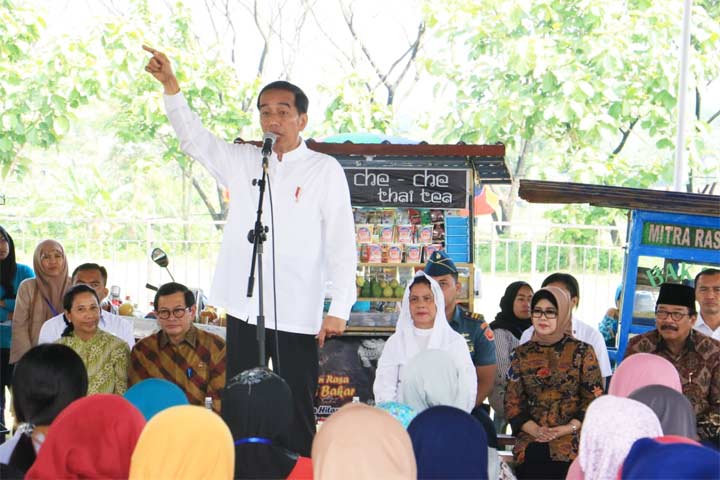 Presiden RI, Ir. H. Joko Widodo saat berdialog dengan warga penerima program bantuan kredit modal ringan Mekaar, hasil binaan BUMN PT. Permodalan Nasional Madani (PNM) di Lapangan Cepoko, Ds. Cepoko, Kecamatan Panekan, Kabupaten Magetan. foto: ist