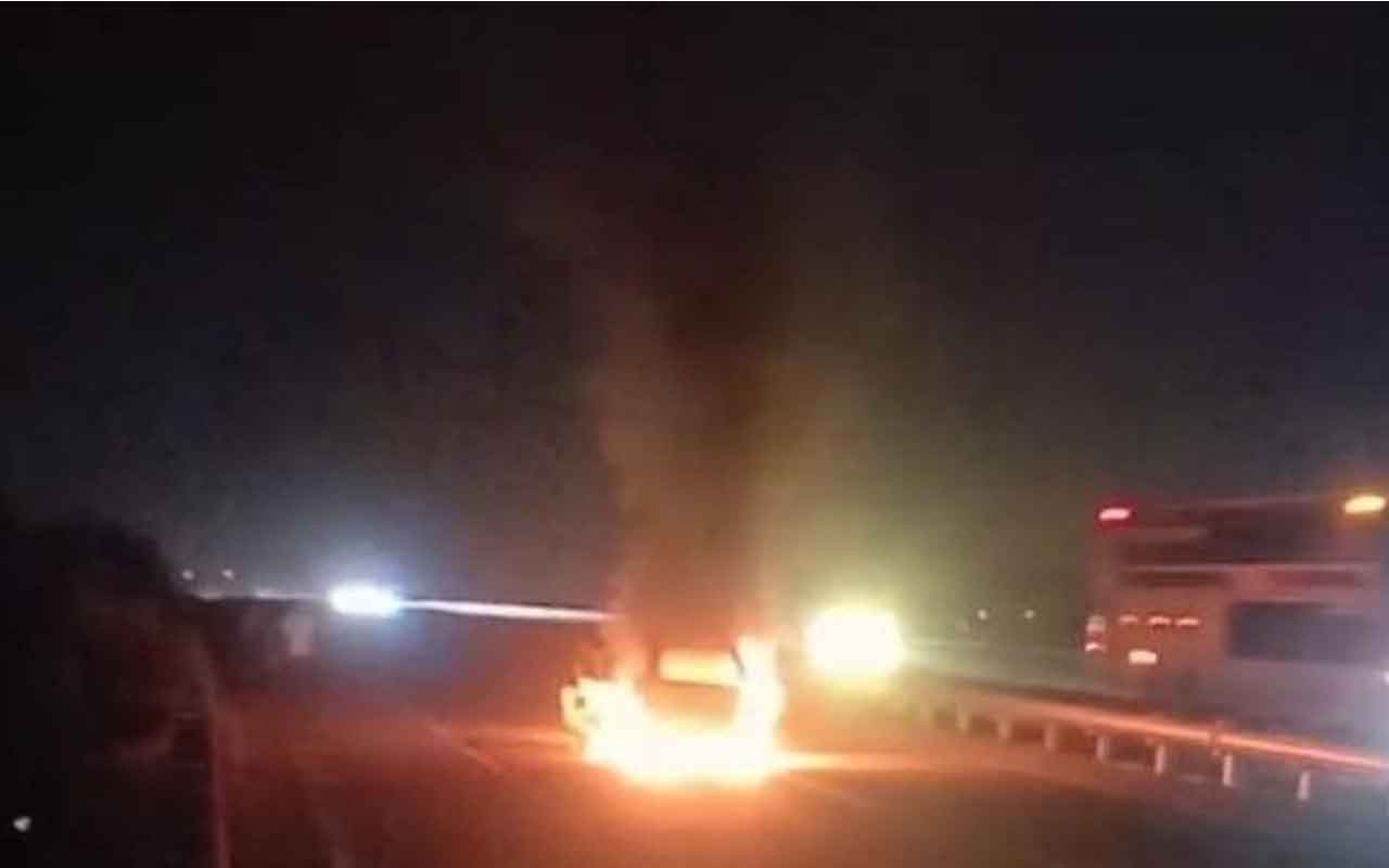 Xenia terbakar hebat usai mengalami kecelakaan di Tol Jombang-Mojokerto.