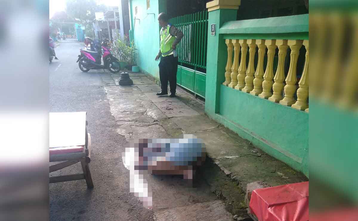Petugas saat mengevakuasi seorang wanita yang menjadi korban pembunuhan di Kota Madiun.