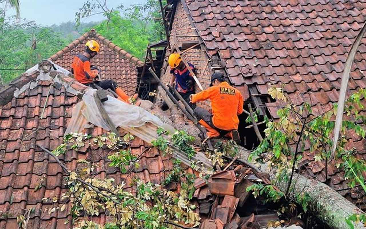 Puluhan rumah rusak usai diterjang hujan dan angin kencang di dua kecamatan di Bondowoso. Foto: Detik.com
