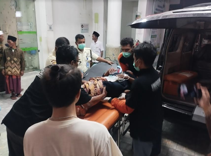 Penumpang mobil bak terbuka yang terguling dilarikan ke RSUD Slamet Martodirjo Pamekasan