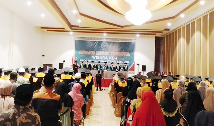 Sebanyak 49 mahasiswa lulusan program sarjana Sekolah Tinggi Ilmu Syariah Assalafiyah (STISA) Pamekasan diwisuda secara tatap muka di lt II Gedung Hotel Odaita, Jalan Raya Sumenep-Pamekasan.