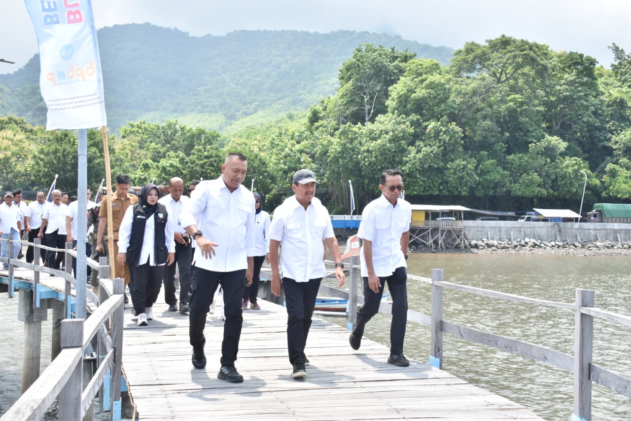 Menteri Kelautan dan Perikanan (MKP)Sakti Wahyu Trenggono, dan Bupati Situbondo, Yusuf Rio Wahyu Prayogo saat mengunjungi lokasi budidaya lobster Klatakan Situbondo 