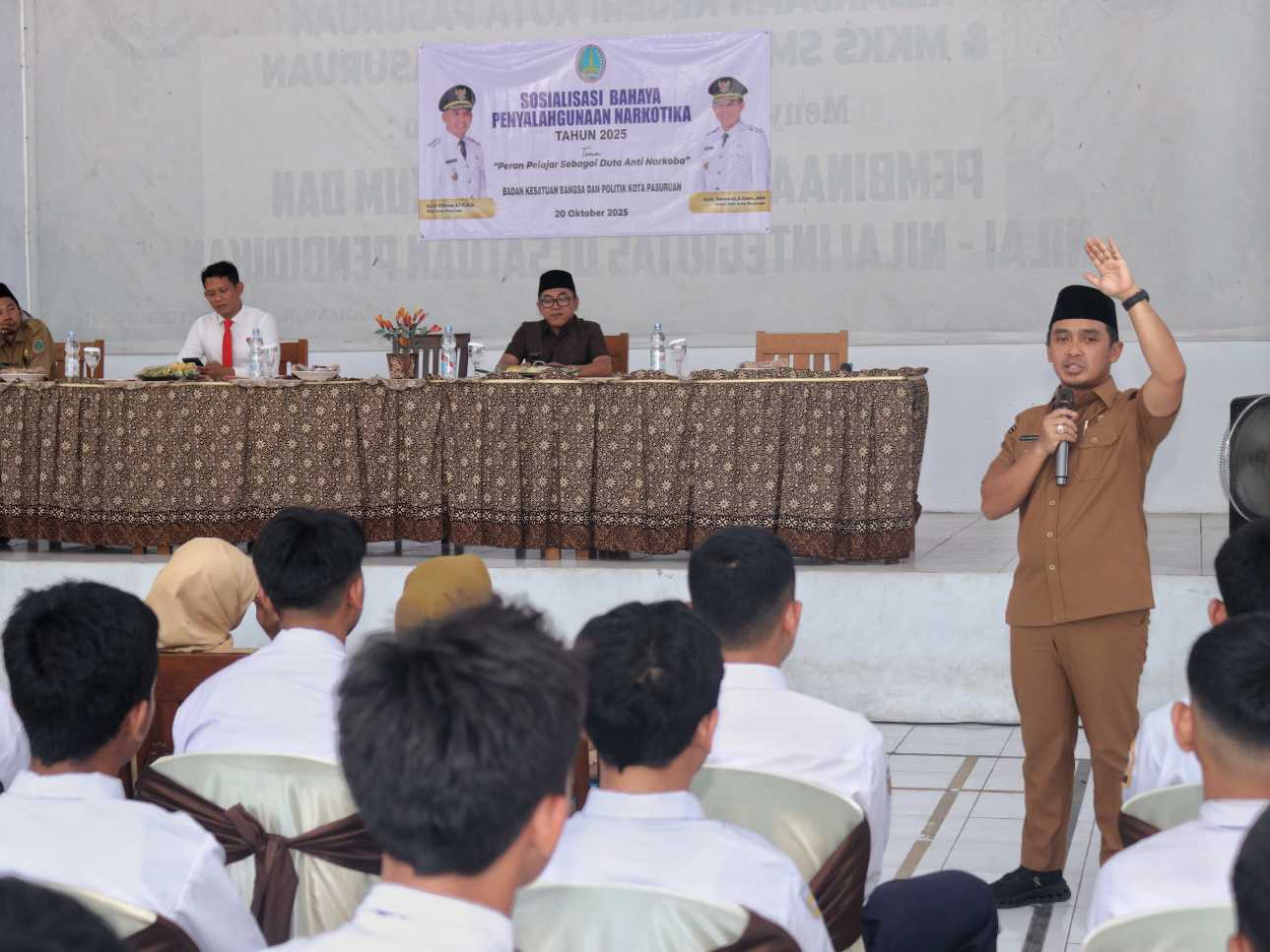 Wali Kota Pasuruan, Adi Wibowo saat sosialisasi bahaya narkoba ke pelajar SMP Negeri 8