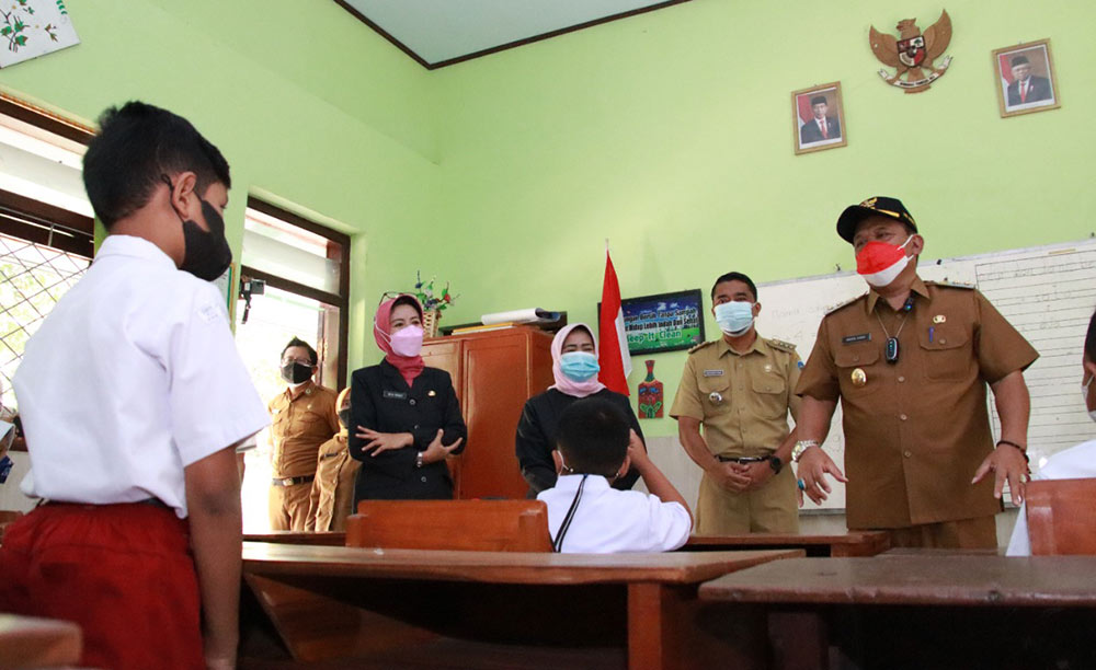 Plt. Bupati Nganjuk Kang Marhaen saat berbincang dengan salah satu siswa. foto: BAMBANG/ HARIAN BANGSA