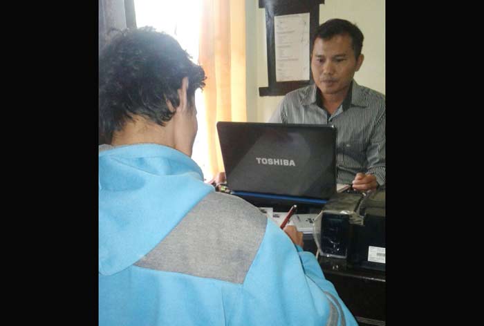 Bernadius Dimas Setyoaji (kiri) diperiksa Bripka Sunarto di ruang penyidik Satreskoba Polresta Sidoarjo.
