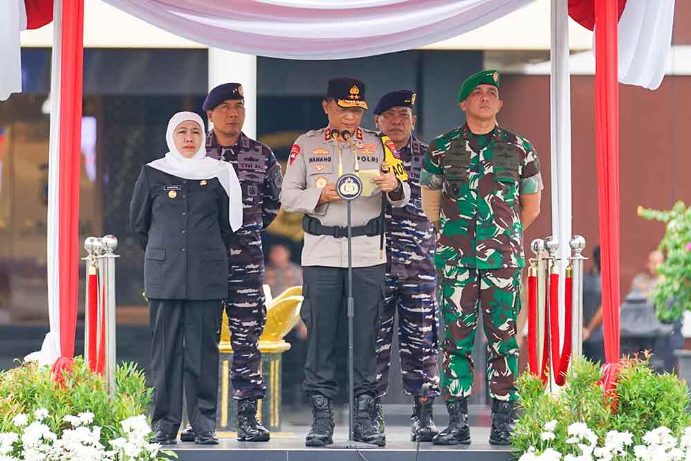 Gubernur Khofifah (kiri) saat menghadiri Apel Gelar Pasukan Operasi Kepolisian Terpusat “Lilin Semeru 2025” di Lapangan Mapolda Jatim. (Ist)
