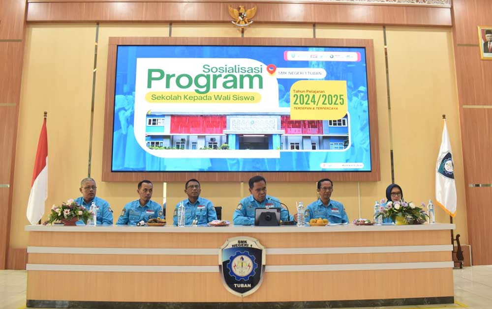 SMKN 1 Tuban saat memaparkan program sekolah kepada wali siswa.