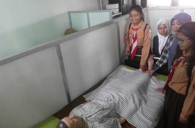 BELAJAR LANGSUNG: Sejumlah siswa SMP saat melihat laboratorium praktek di SMK Kerta Cendekia Sidoarjo, Sabtu (17/12). foto: mustain/ bangsaonline