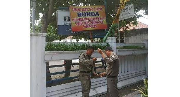 Satpol PP Banyuwangi ketika menyegel RS Bersalin 