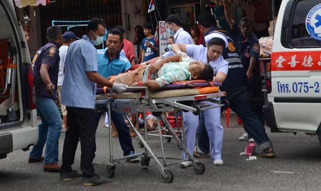 Petugas medis berusaha menyelamatkan salah satu korban ledakan bom yang terluka. Bom yang meledak di beberapa tempat di Thailand menewaskan 4 orang dan melukai puluhan korban.