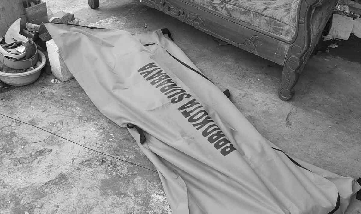 Evakuasi korban tewas gantung diri di Surabaya.