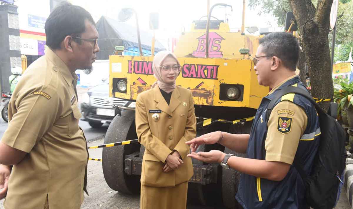 Wali Kota Kediri saat meninjau perbaikan jalan. Foto: Ist