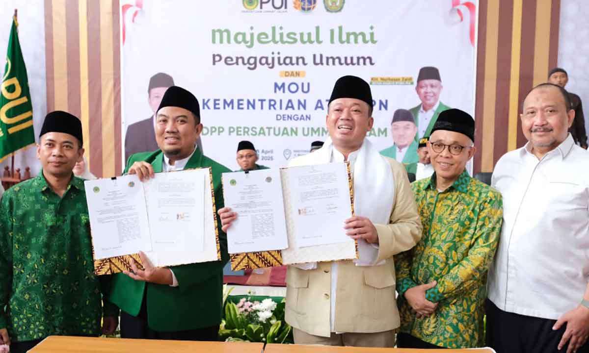 Menteri ATR/BPN dan Ketua DPP PUI saat menunjukkan MoU yang sudah diteken.