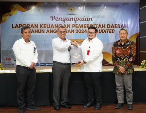Bupati Kediri Hanindhito Himawan Pramana (nomor 2 dari kanan) saat  menyerahkan LKPD Tahun Anggaran 2024 kepada Badan Pemeriksa Keuangan (BPK) Perwakilan Jawa Timur. (Ist).