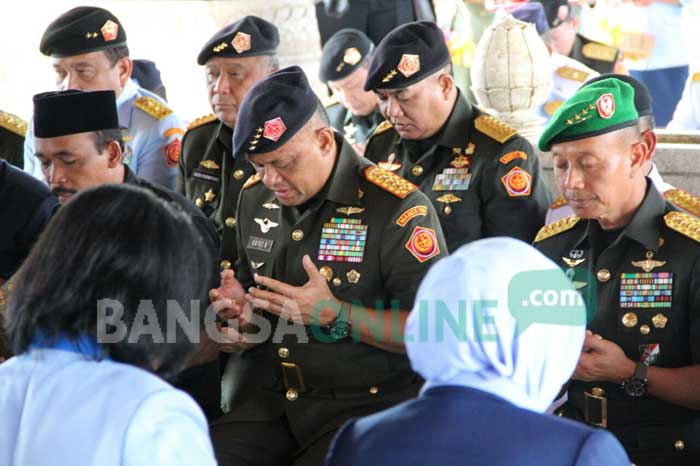 Panglima TNI Jendral Gatot Nurmantyo saat ziarah ke makam Bung Karno. foto: AKINA/ BANGSAONLINE
