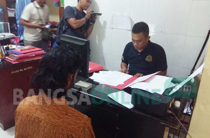 Tersangka pencabulan saat diperiksa di ruang PAA, Polres Lumajang. foto: IMRON/ BANGSAONLINE