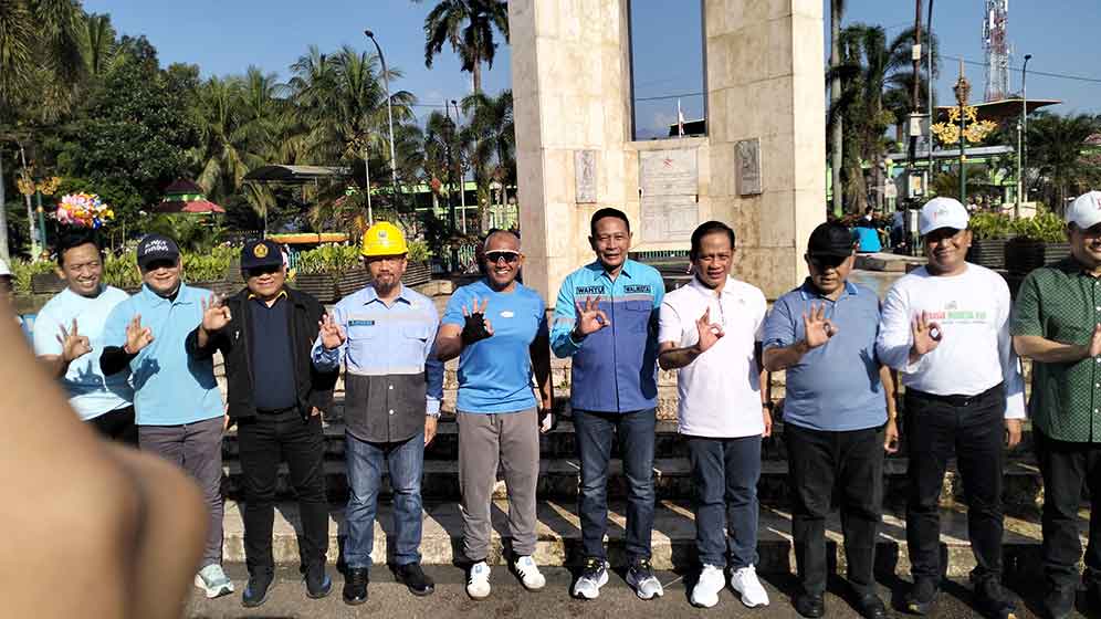 Wali Kota Malang Wahyu Hidayat (enam dari kiri) bersama Menteri Lingkungan Hidup (tujuh dari kiri) usai kegiatan Apel. (Ist)