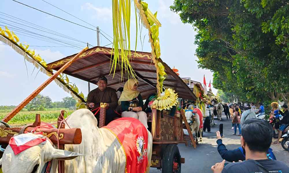 Wakil Bupati Kediri Dewi Mariya Ulfa saat ikut naik cikar bersama para pejabat. Foto: Muji Harjita.