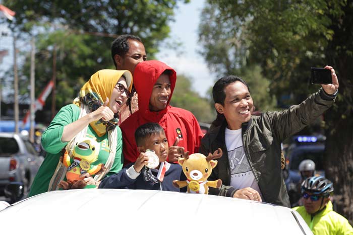 Saiful Rijal diapit Cak Thoriq dan Bunda Indah. Mereka lagi berfoto sefie saat parade keliling kota Lumajang.