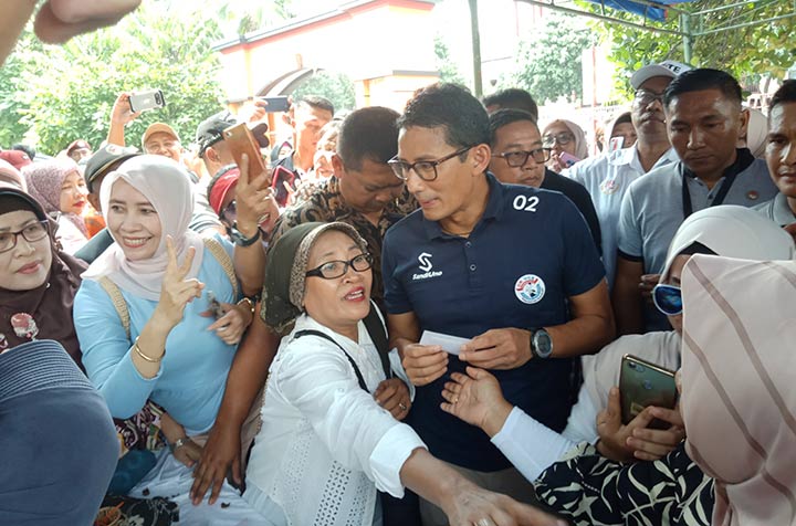 Sandiaga Uno ketika dikerubuti emak-emak yang ingin minta foto bareng.