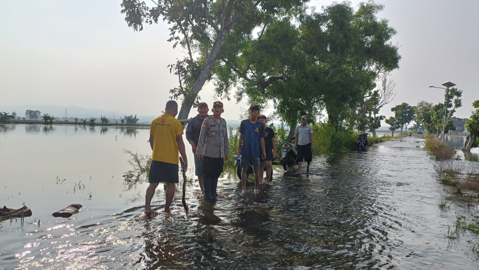 Anggota Polres Tuban bersama stakeholder terkait saat meninjau banjir di Kecamatan Plumpang