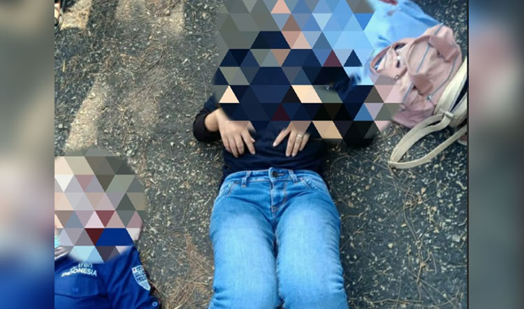 Dua gadis yang tergeletak setelah menabrak motor odong-odong.