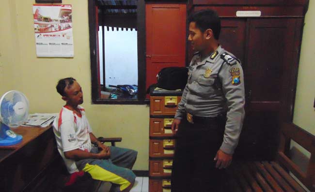 Tersangka saat diamankan di Mapolres Blitar. foto: tri susanto/ BANGSAONLINE