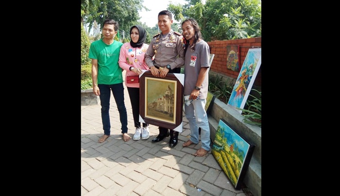 Kapolres Mojokerto Kota AKBP Sigit Dany Setiyono ketika meninjau kegiatan penggalangan dana gempa dan tsunami Palu. Kapolres juga membeli sebuah lukisan yang hasilnya didonasikan ke Palu. Foto: YUDI EP/BANGSAONLINE