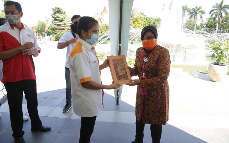 Mobil Laboratorium PCR BNPB Pamit, Risma Beri Kenang-kenangan Buatan UMKM Dolly