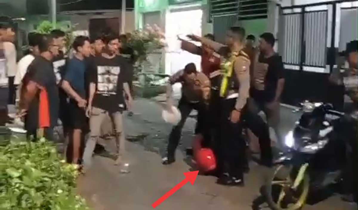 Petugas saat mengamankan terduga pelaku KDRT di Surabaya.