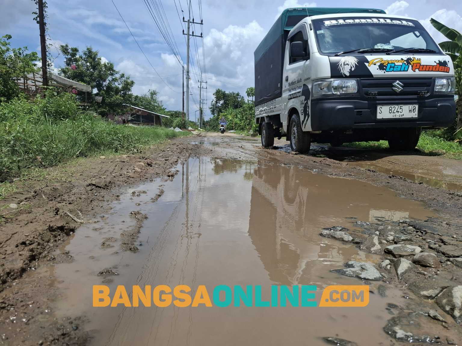Kondisi jalan rusak di Desa Jatigedong. Foto: Aan Amrulloh/BANGSAONLINE