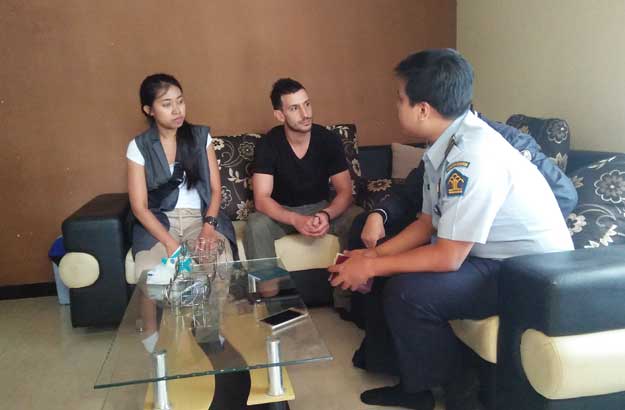 Andrea Bizzari saat berada di rumah Aswin Munzila di lingkungan Tegalrejo, Desa Papungan. foto: AKINA/ BANGSAONLINE