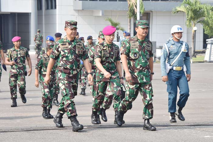Kaskoarmada II saat mendampingi Kasal menyambut kedatangan Duta Bangsa Satgas Rimpac 2018.