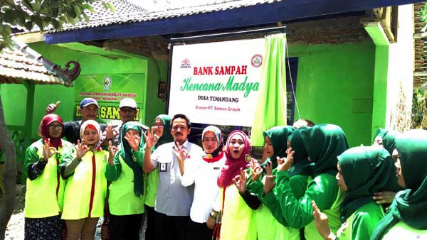 Tinik, Kepala Desa Temandang bersama para pengurus Bank Sampah. foto: munif/ BANGSAONLINE