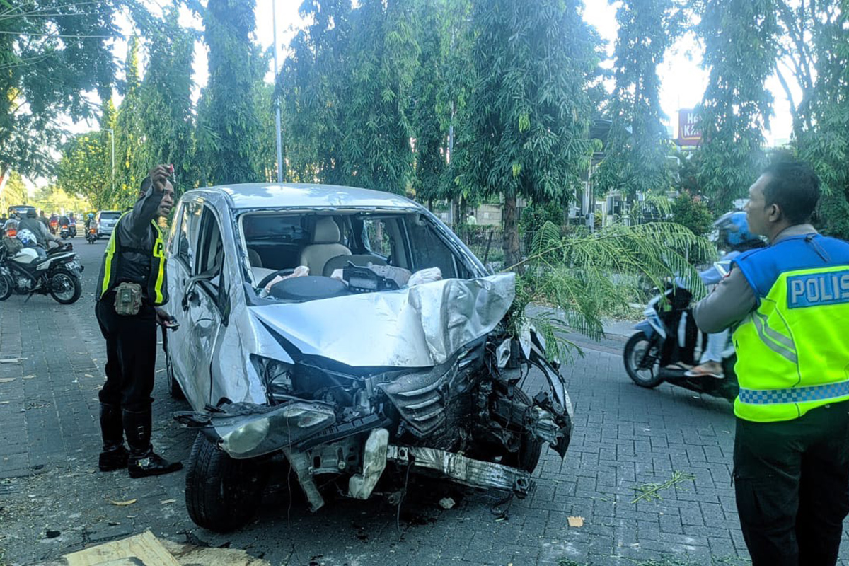 Kondisi mobil Honda Freed milik Dosen ITS yang alami kecelakaan di Apartemen Puncak Kertajaya, Jalan Kertajaya Indah Regency, Rabu (28/8/2023).