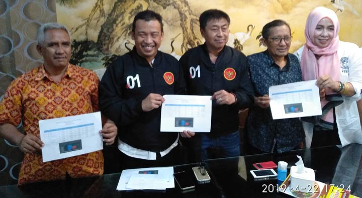 Ketua TKD Kota Malang H. Wanedi beserta perwakilan partai koalisi saat mengumumkan kemenangan Capres Cawapres nomor 01 di Resto Harissa, Klojen. foto: IWAN/ BANGSAONLINE