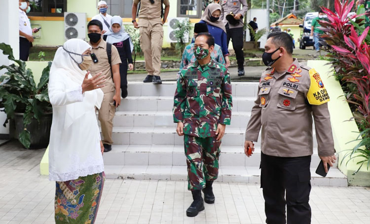 Gubernur Jawa Timur Khofifah Indar Parawansa di sela-sela kunjungannya bersama Pangdam V Brawijaya dan Kapolda Jawa Timur ke Pondok Pesantren Lirboyo dan Ploso Kediri.