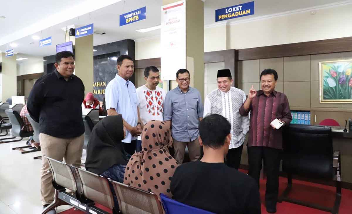 Dirjen PPTR Kementerian ATR/BPN, Jonahar, saat memantau pelaksanaan layanan pertanahan terbatas. 