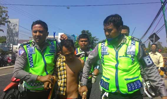 Pelaku saat digelandang ke Mapolres Probolinggo. foto: suwandi/BANGSAONLINE