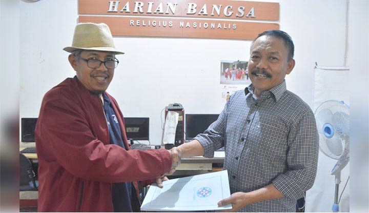 Anggota Dewan Pers, Ahmad Djauhar ketika menyerahkan hasil verifikasi pada Pemimpin Umum HARIAN BANGSA EM Mas’ud Adnan. Foto: Maulana/BANGSAONLINE.COM