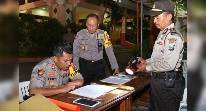Kapolres AKBP Feby Hutagalung saat meninjau pengamanan rekapitulasi suara tingkat PPK di Lamongan.