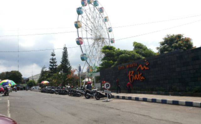 Salah satu titik parkir di Alun-alun Kota Batu.
