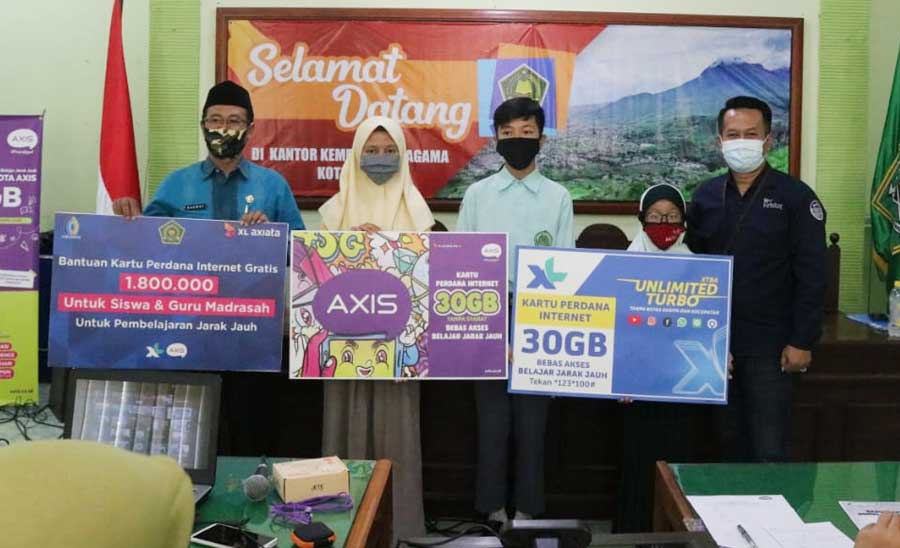 Perwakilan siswa MI, MTsN, dan MAN saat menerima bantuan kartu perdana. 