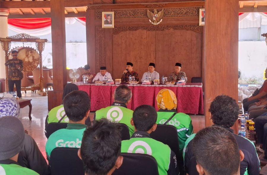 Wali Kota Pasuruan, Adi Wibowo saat memberikan sambutan di pertemuan dengan para driver ojol