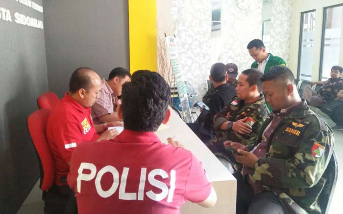 PC GP Ansor Kabupaten Sidoarjo saat melaporkan terduga pelaku ke SPKT Polresta Sidoarjo, Kamis (25/4).