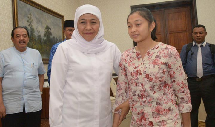 Gubernur Jatim, Khofifah Indar Parawansa memberikan dukungan moril kepada Shalfa Avrila Siani. foto: ist